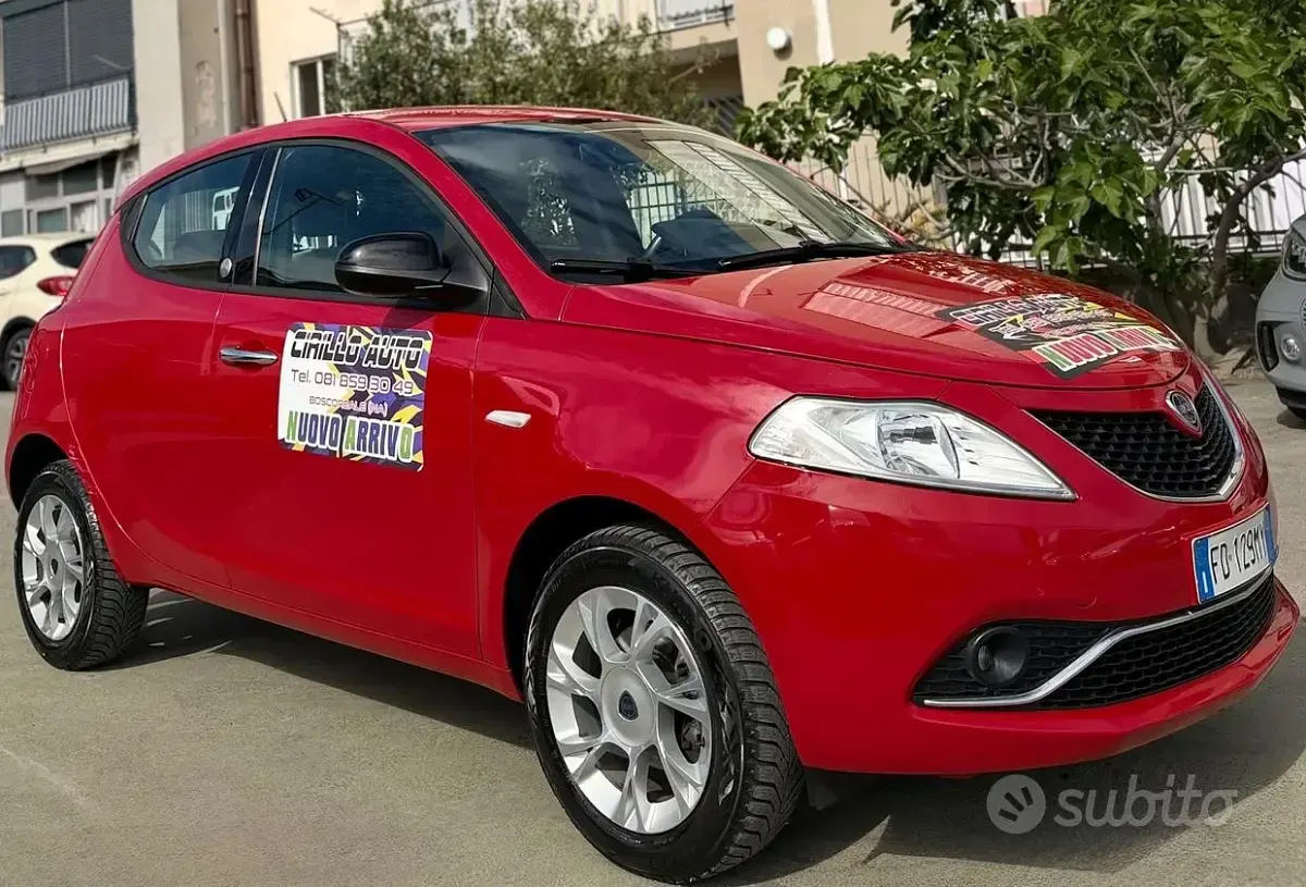 Begagnad Lancia Ypsilon 84 HK (61 kW) 2016 Röd Halvkombi
