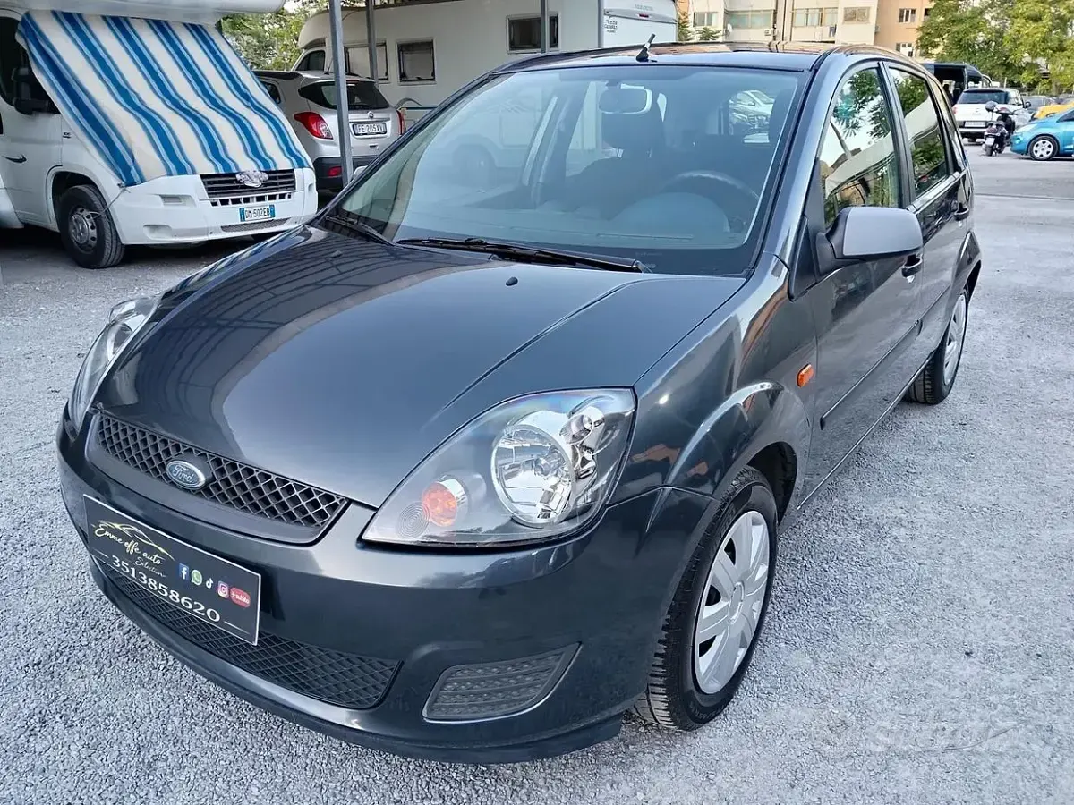 Usata Ford Fiesta Ghia 75 CV (55 kW) 2007 Grigio Utilitaria