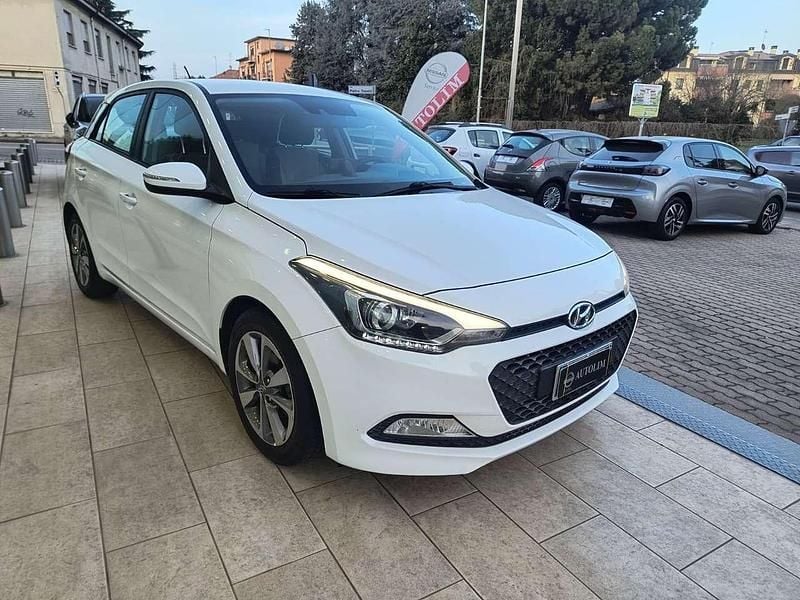 Usata Hyundai i20 Comfort 84 CV (61 kW) 2015 Polar white Utilitaria