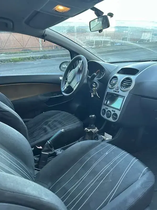 Usata Opel Corsa Swing 65 CV (47 kW) 2009 Utilitaria
