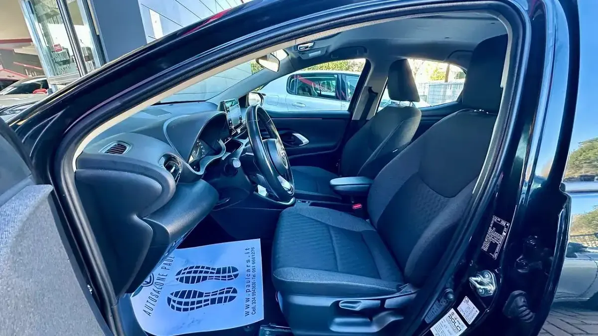 Usata Toyota Yaris Hybrid Business Edition 92 CV (67 kW) 2020 Black metallizzata Berlina