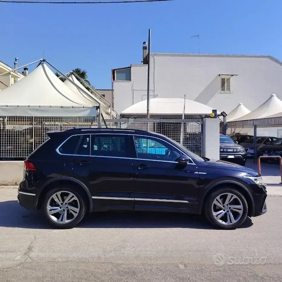 Usata VW Tiguan R-line 150 CV (110 kW) 2022 Nero SUV
