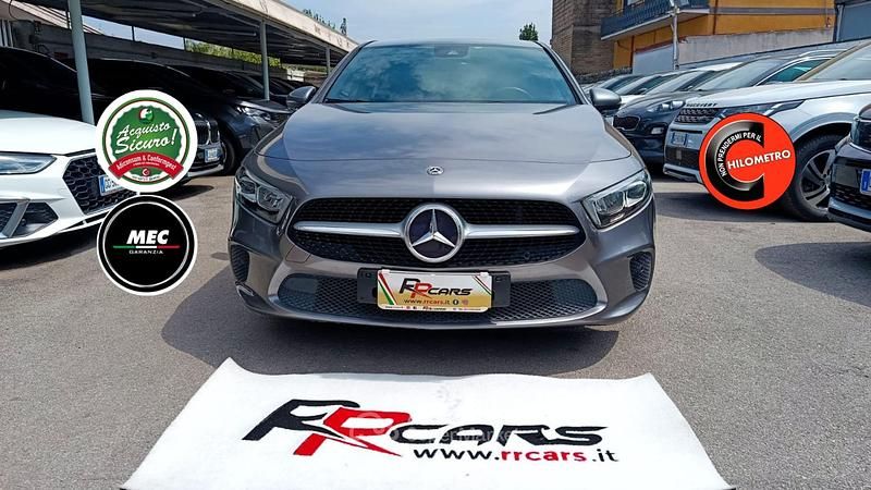 Usata Mercedes A180 Business 116 CV (85 kW) 2019 Gray Berlina