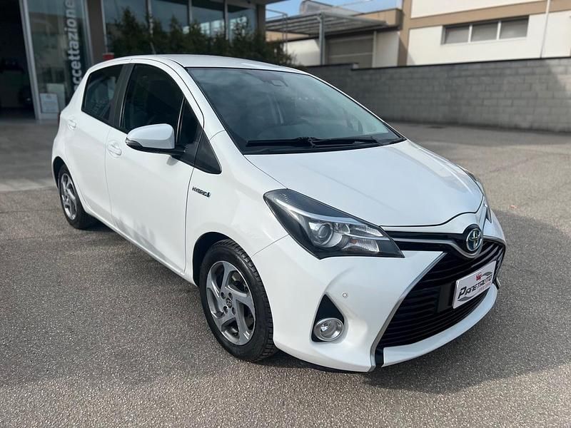 Usata Toyota Yaris Hybrid Active 73 CV (53 kW) 2016 Bianco Berlina
