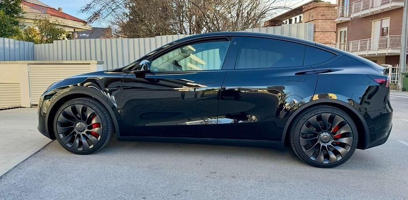 Usata 2024 Tesla Model Y Performance SUV | 47.500 € (Buon prezzo) - Immagine 1/4