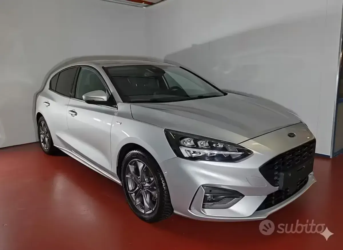 Begagnad Ford Focus ST-Line 125 HK (91 kW) 2022 Silver Sedan