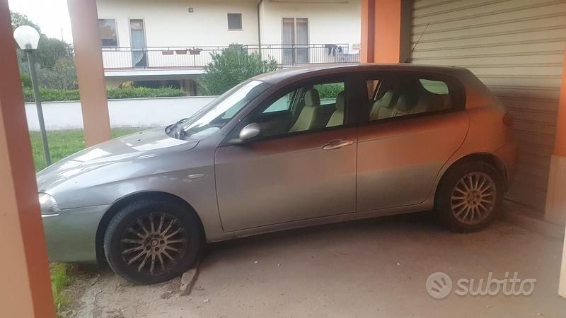 Grigio Usata 2005 Alfa Romeo 147 Due volumi | 1100 € (Buon prezzo) - Immagine 1/1