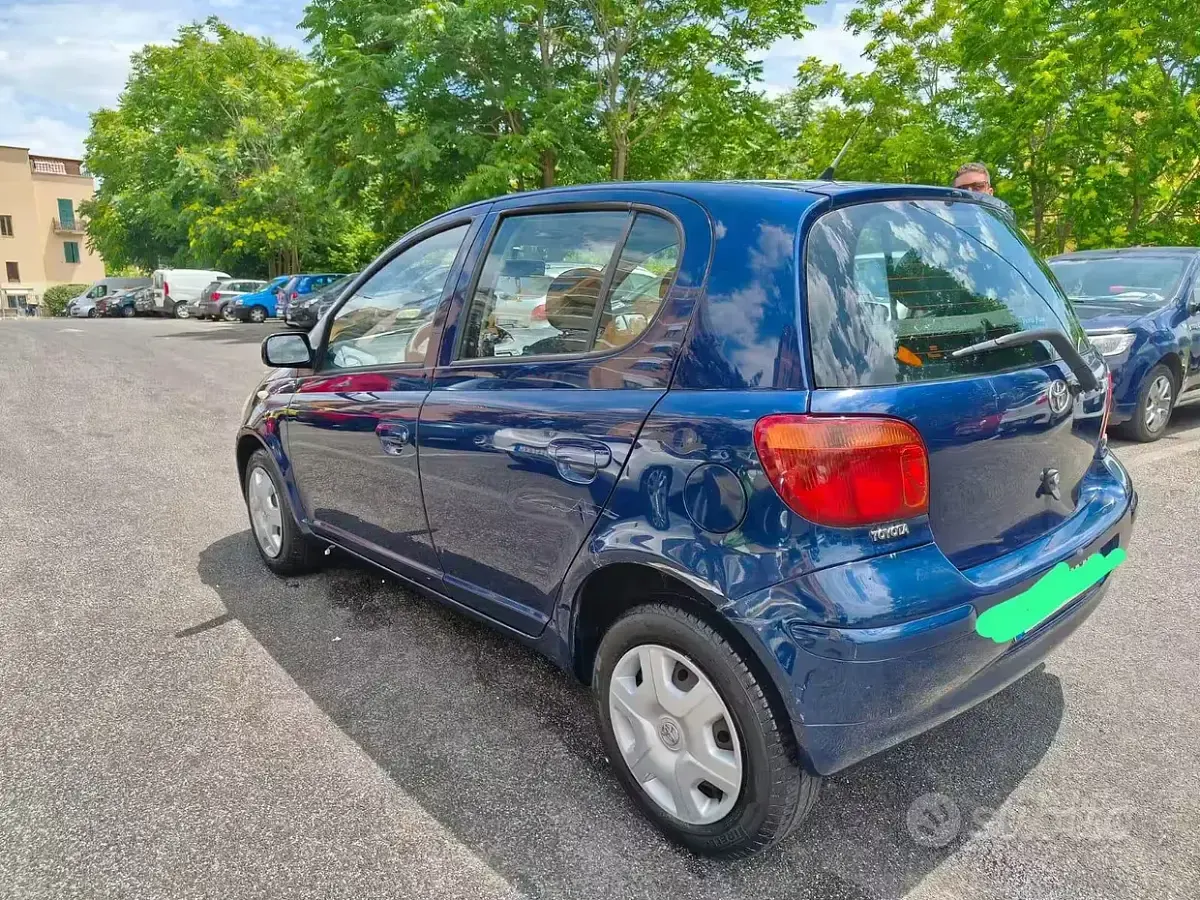 Usata Toyota Yaris 65 CV (47 kW) 2004 Bluazzurro Berlina