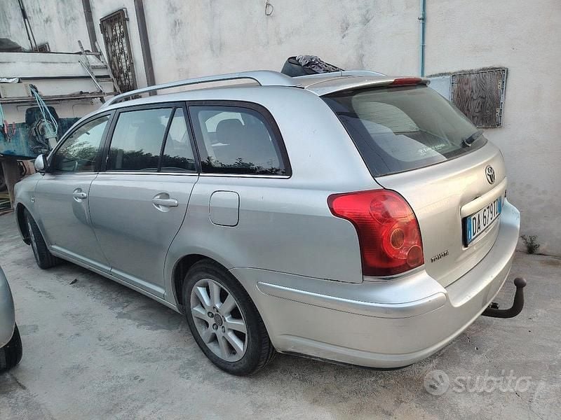 Usata Toyota Avensis 150 CV (110 kW) 2006 Grigio Berlina