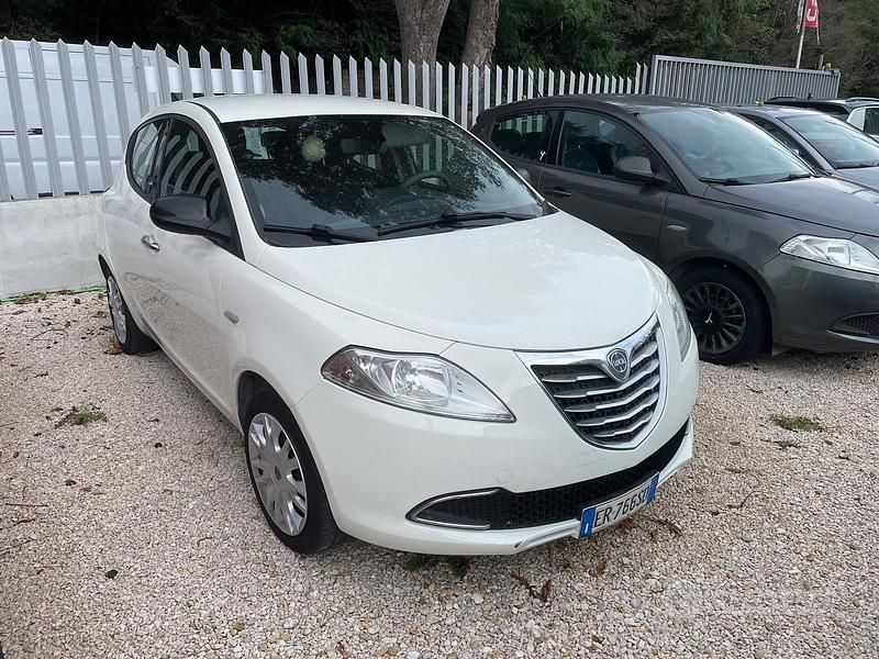 Usata Lancia Ypsilon Platinum 69 CV (50 kW) 2013 Bianco Utilitaria