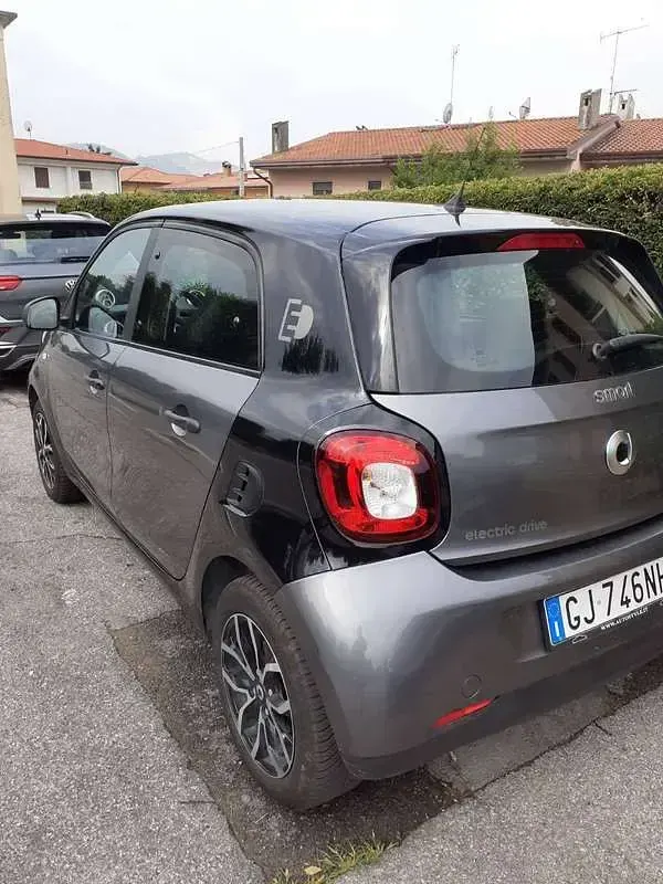 Usata Smart ForFour Electric Drive Passion 41 kW (56 CV) 2017 Argento Utilitaria