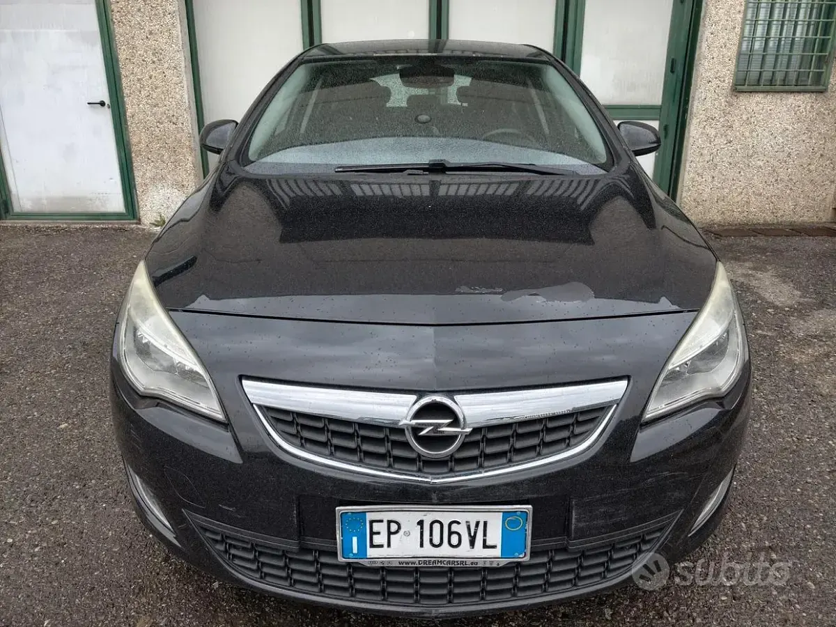 Usata Opel Astra Cosmo 130 CV (95 kW) 2013 Nero Berlina
