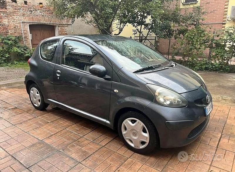 Usata Toyota Aygo 67 CV (49 kW) 2007 Grigio Utilitaria