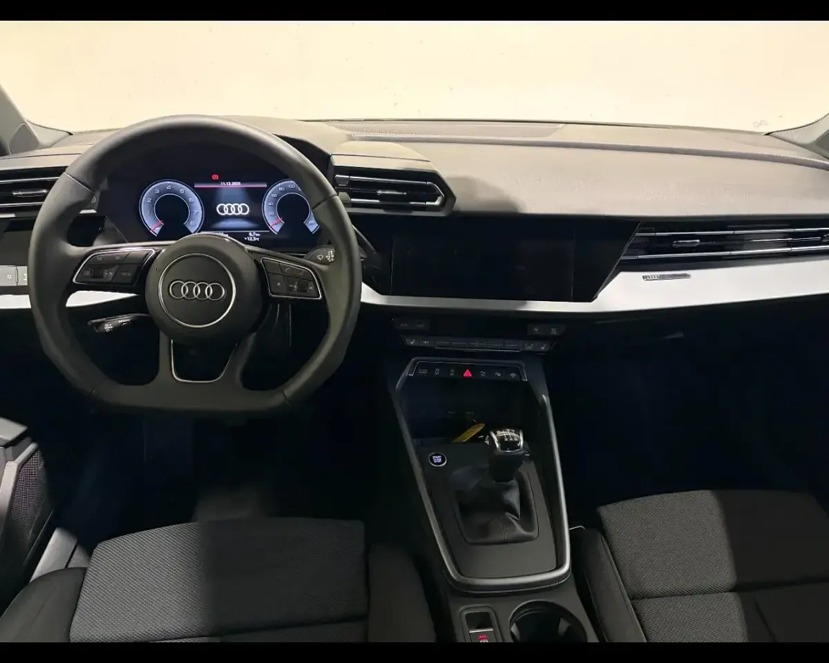 Usata Audi A3 Business 116 CV (85 kW) 2025 Grigio manhattan metallizzato Berlina