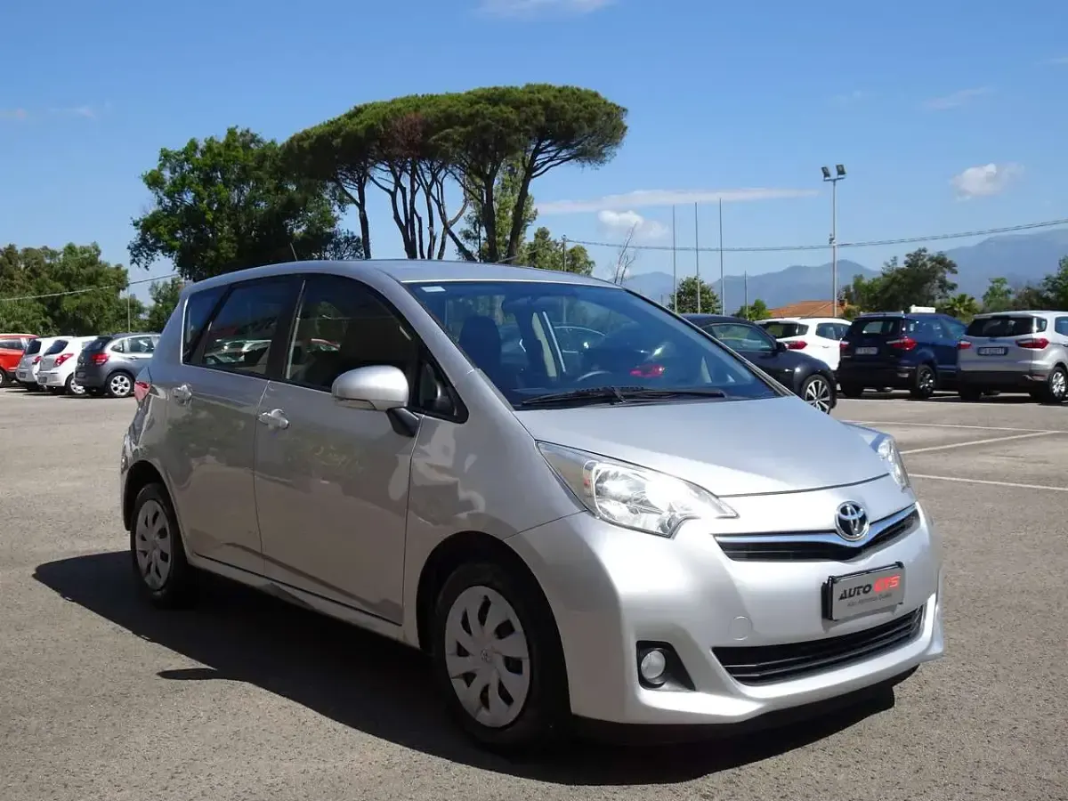 Usata Toyota Verso-S Lounge 99 CV (72 kW) 2013 Argento Monovolume