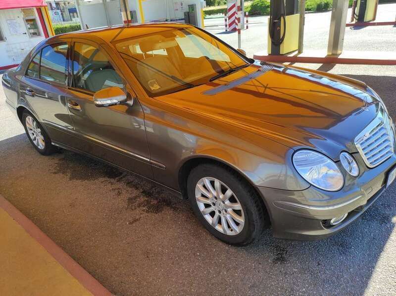 Bronzo Usata 2007 Mercedes E220 Elegance Tre volumi | 5000 € (Buon prezzo) - Immagine 1/4