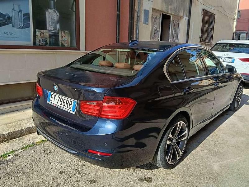 Usata BMW 318 Luxury Line 143 CV (105 kW) 2015 Blu/azzurro Berlina
