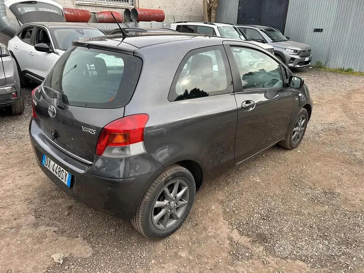 Usata Toyota Yaris 90 CV (66 kW) 2009 Grigio Utilitaria