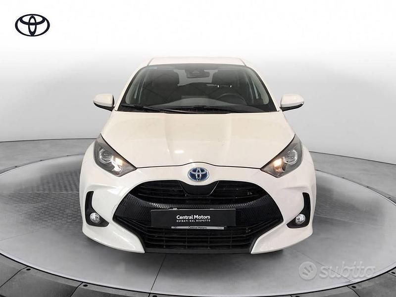 Usata Toyota Yaris Hybrid Active 116 CV (85 kW) 2022 Bianco Berlina