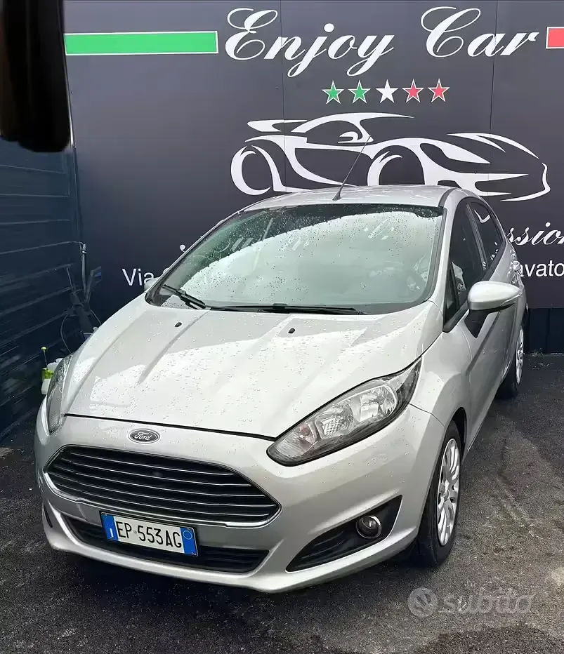 Usado Ford Fiesta Titanium 75 CV (55 kW) 2015 Gris Utilitario