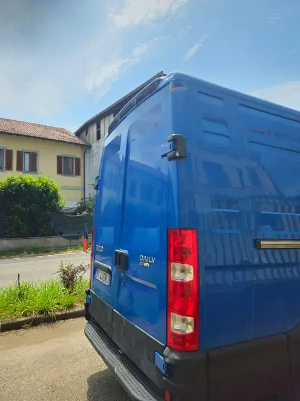 Usata Iveco Daily 116 CV (85 kW) 2010 Blu/azzurro Furgone