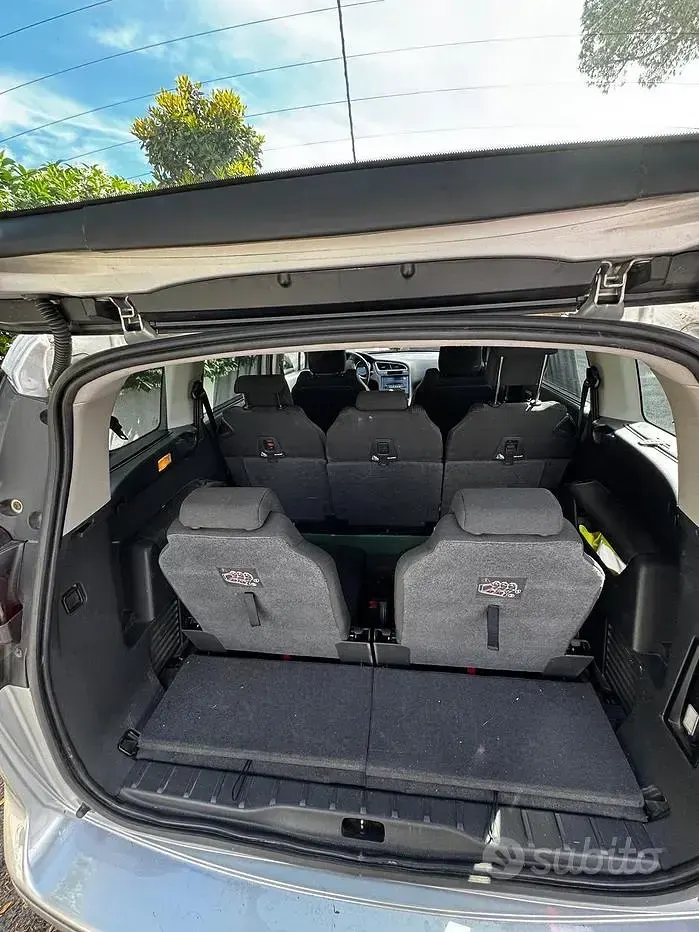 Usado Peugeot 5008 115 CV (84 kW) 2013 Gris Monovolumen
