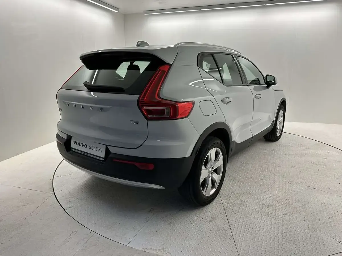 Usata Volvo XC40 Momentum 129 CV (94 kW) 2022 Argento SUV
