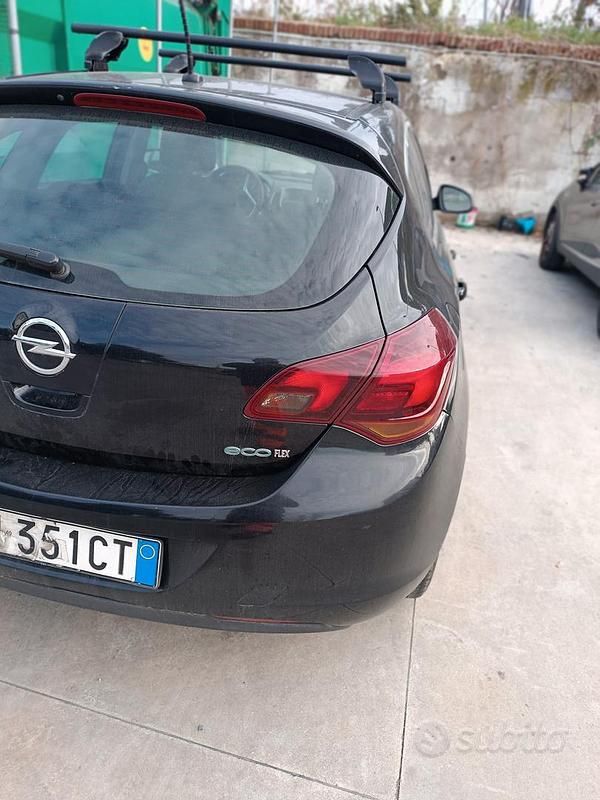 Usata Opel Astra 90 CV (66 kW) 2011 Nero Berlina