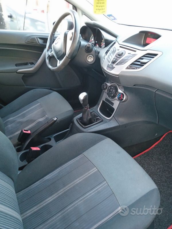 Usata Ford Fiesta 75 CV (55 kW) 2010 Rosso Utilitaria