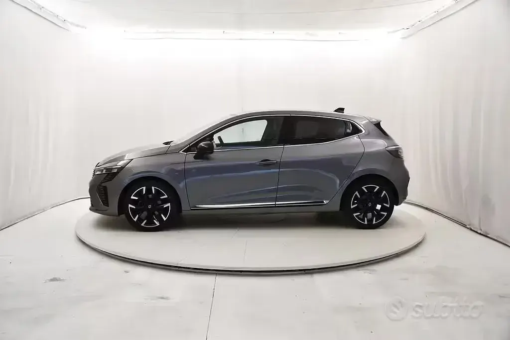 Usata Renault Clio V Techno 101 CV (74 kW) 2025 Grigio Berlina