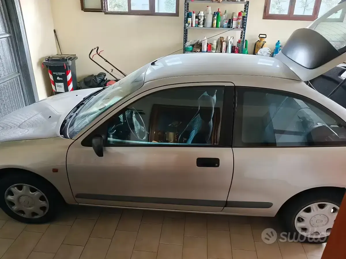 Usata Rover 200 75 CV (55 kW) 2000 Grigio Utilitaria