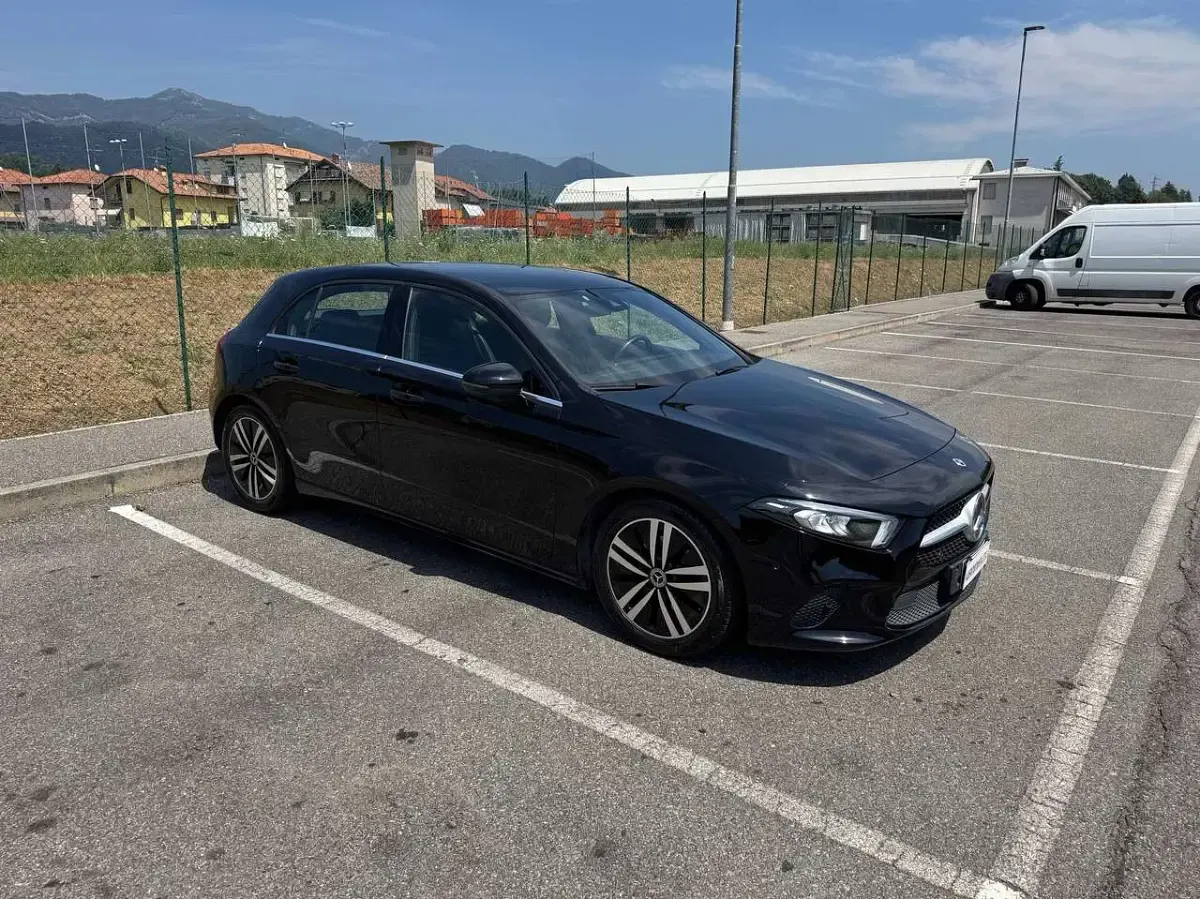 Usata Mercedes A180 Premium 116 CV (85 kW) 2019 Nero Berlina