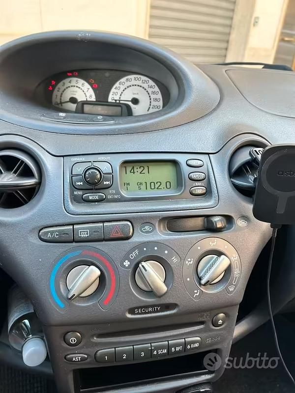 Usata Toyota Yaris 130 CV (95 kW) 2001 Utilitaria