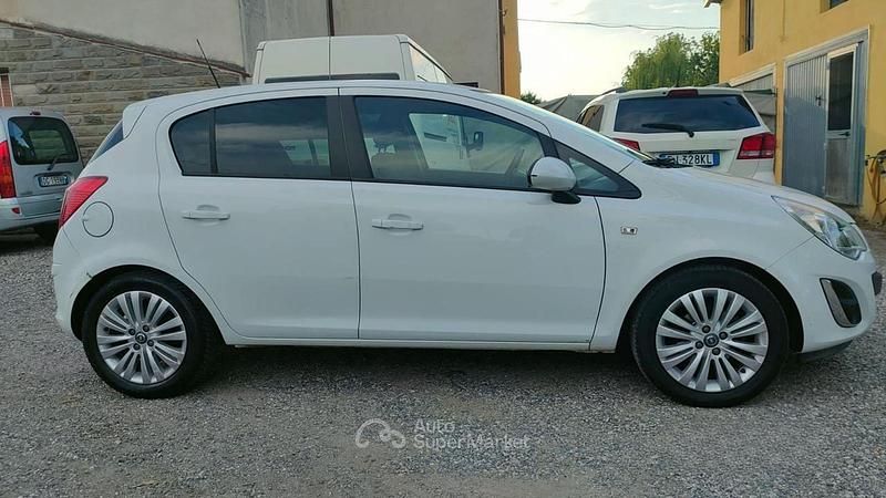 Usata Opel Corsa Cosmo 95 CV (69 kW) 2011 Bianco / pastello Berlina