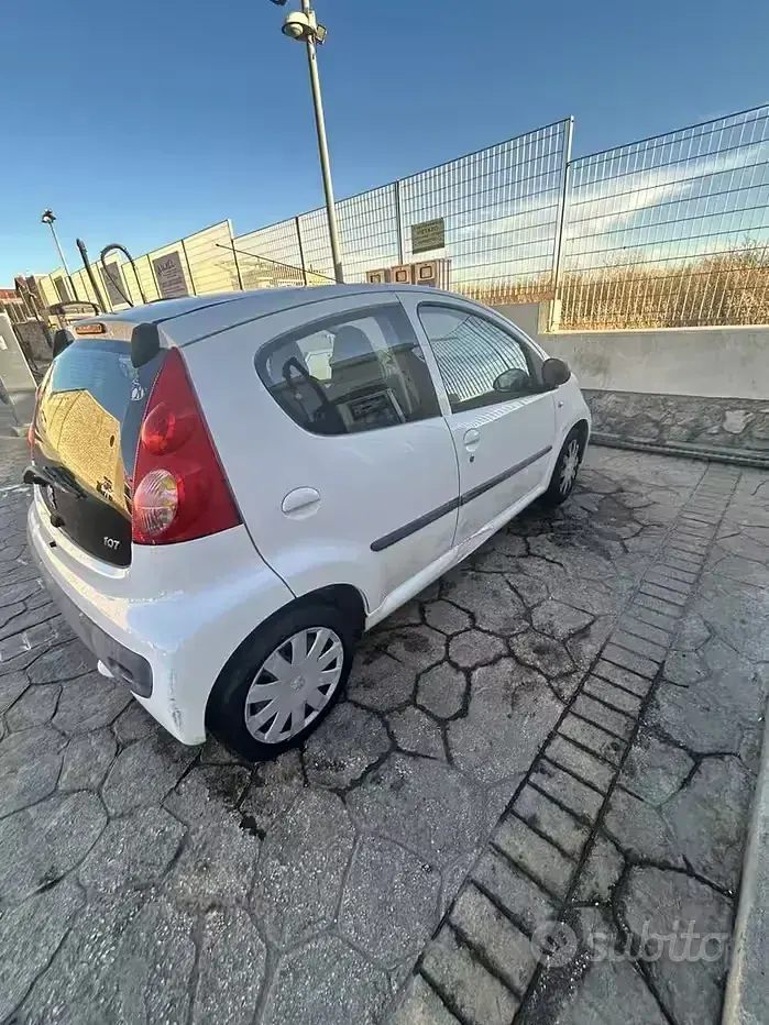 Usata Peugeot 107 68 CV (50 kW) 2010 Bianco Utilitaria