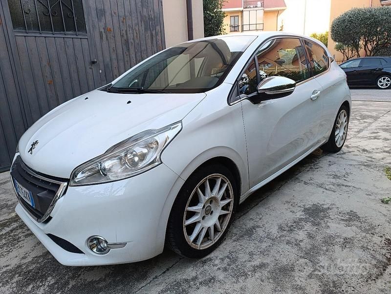 Bianco Usata 2012 Peugeot 208 Allure Due volumi | 2500 € (Super prezzo) - Immagine 1/4