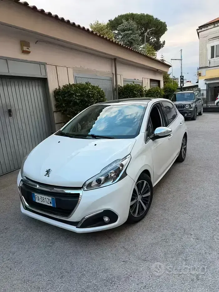Usata Peugeot 208 75 CV (55 kW) 2015 Bianco Utilitaria