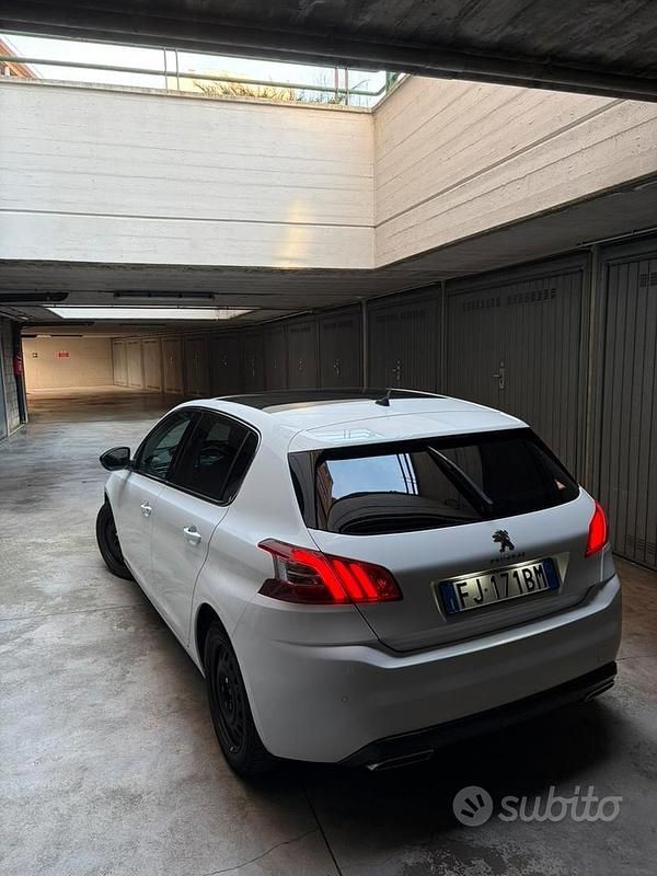 Usata 2017 Peugeot 308 Allure Tre volumi | 10.200 € (Buon prezzo) - Immagine 1/4