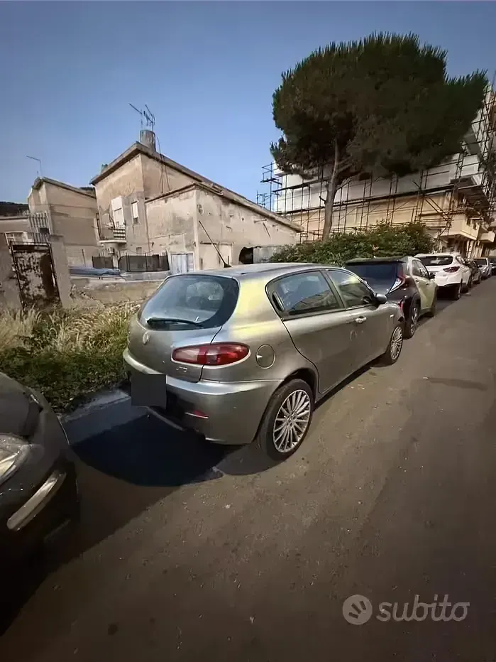 Usata Alfa Romeo 147 150 CV (110 kW) 2006 Grigio Utilitaria