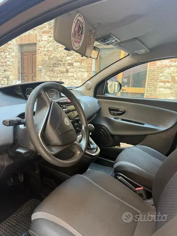 Usata Lancia Ypsilon 85 CV (62 kW) 2017 Nero Utilitaria