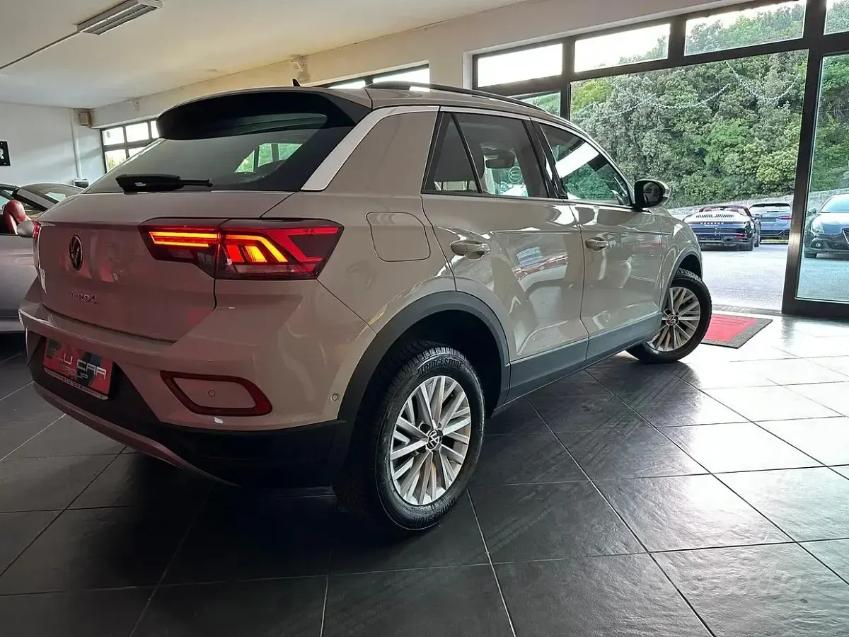 Usata VW T-Roc Life 116 CV (85 kW) 2023 Beige SUV