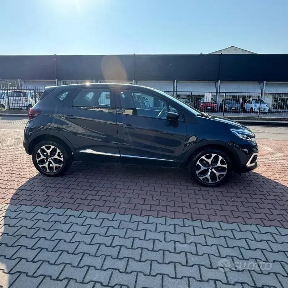 Usata Renault Captur Intens 90 CV (66 kW) 2017 Blue marine SUV