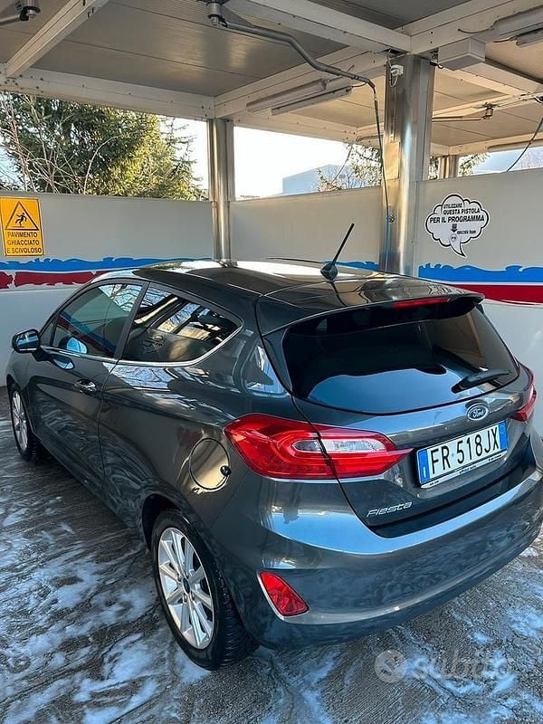 Usata Ford Fiesta 85 CV (62 kW) 2018 Grigio Utilitaria