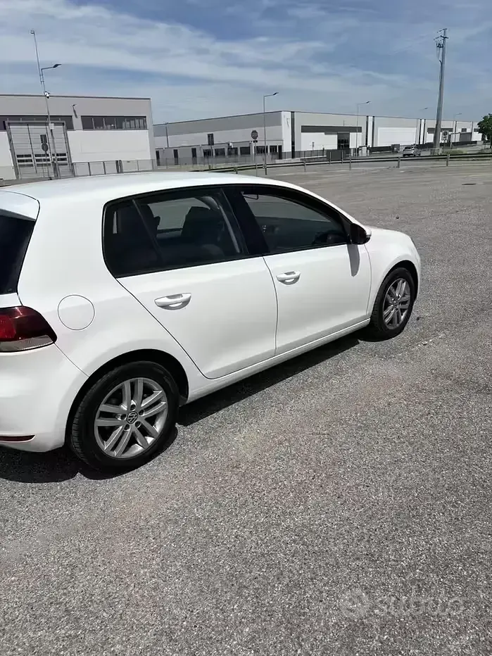 Usata VW Golf VI 105 CV (77 kW) 2011 Bianco Utilitaria