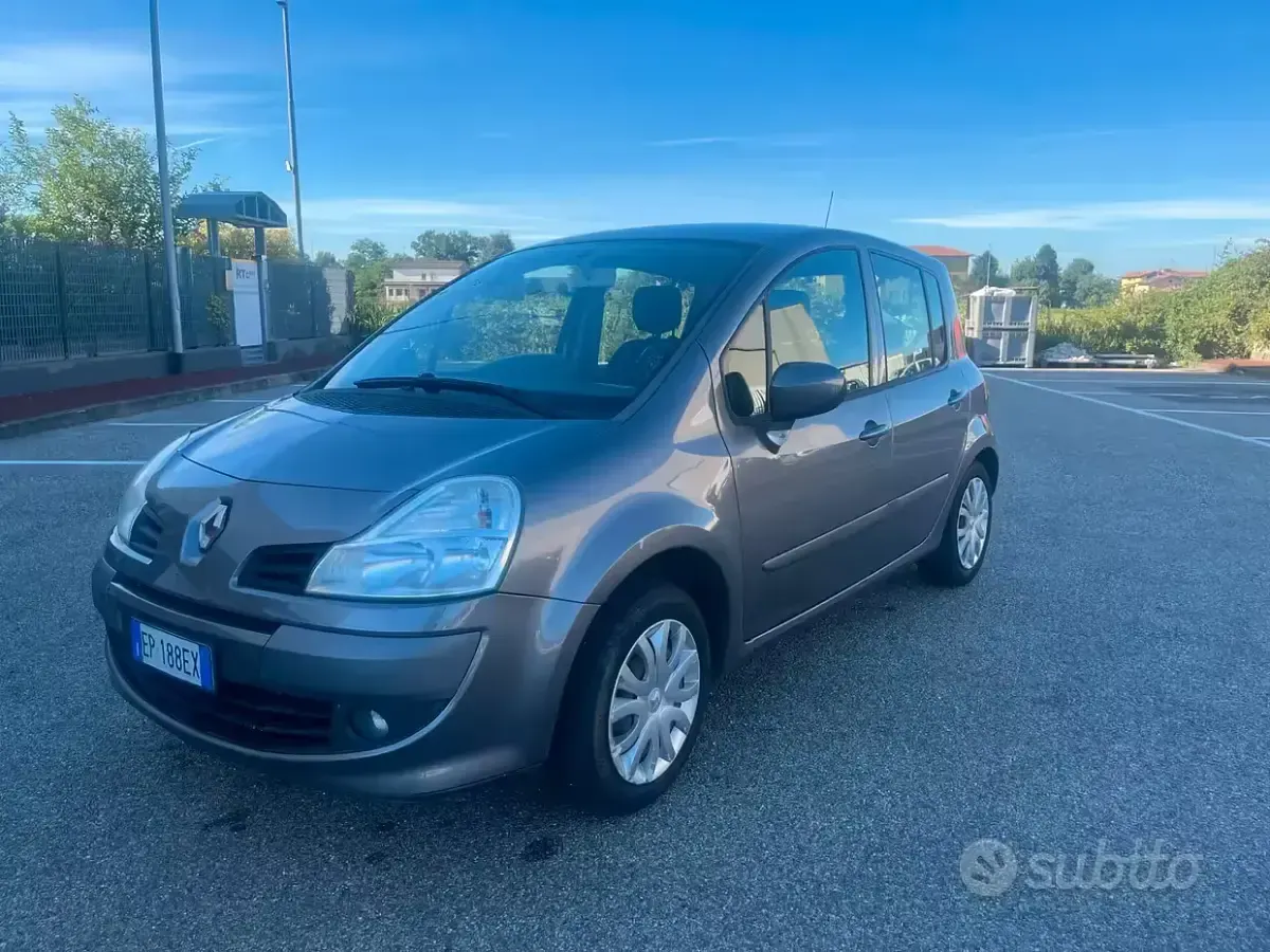 Usata Renault Modus 75 CV (55 kW) 2012 Grigio Monovolume