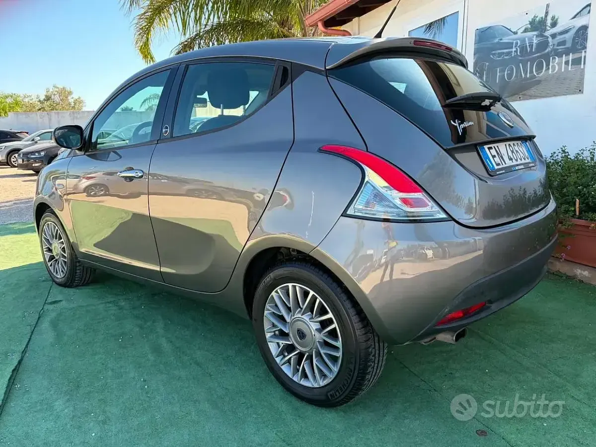 Usata Lancia Ypsilon Gold 69 CV (50 kW) 2012 Grigio Utilitaria