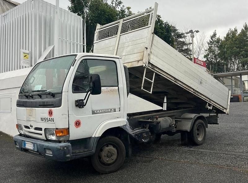 Usata Nissan Cabstar 106 CV (77 kW) 2001 Bianco Pick-up
