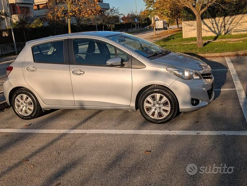 Usata Toyota Yaris 69 CV (50 kW) 2014 Grigio Utilitaria