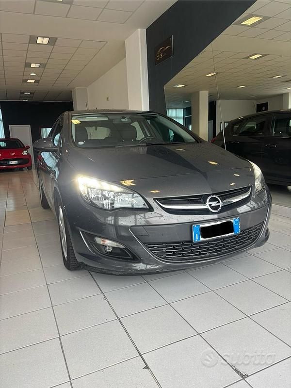 Usata Opel Astra Cosmo 110 CV (80 kW) 2014 Grigio Berlina