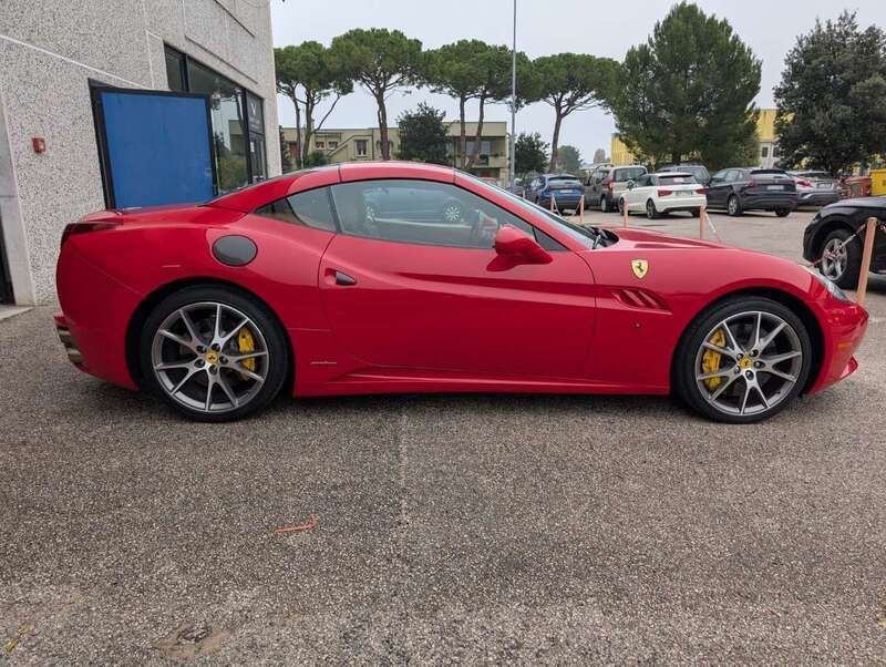 Usata Ferrari California 489 CV (359 kW) 2012 Rosso Cabrio